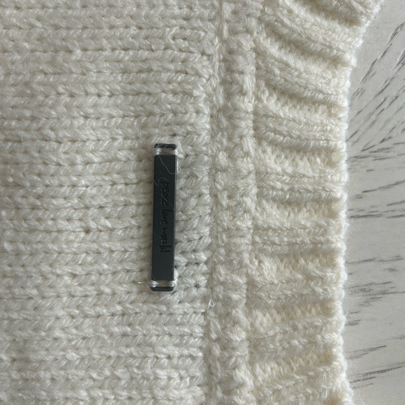 Peace Love World Cream Sweater with Love Motif - Picture 4 of 4